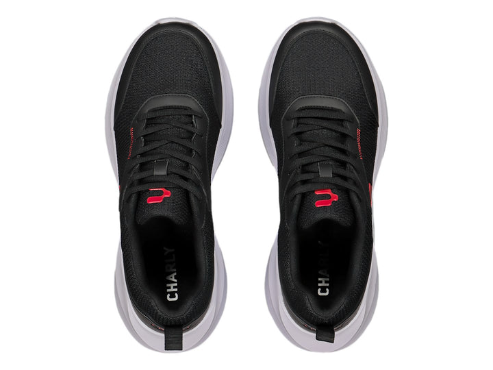 Tenis deportivos Charly en color negro con suela blanca y detalles rojos, vista lateral.