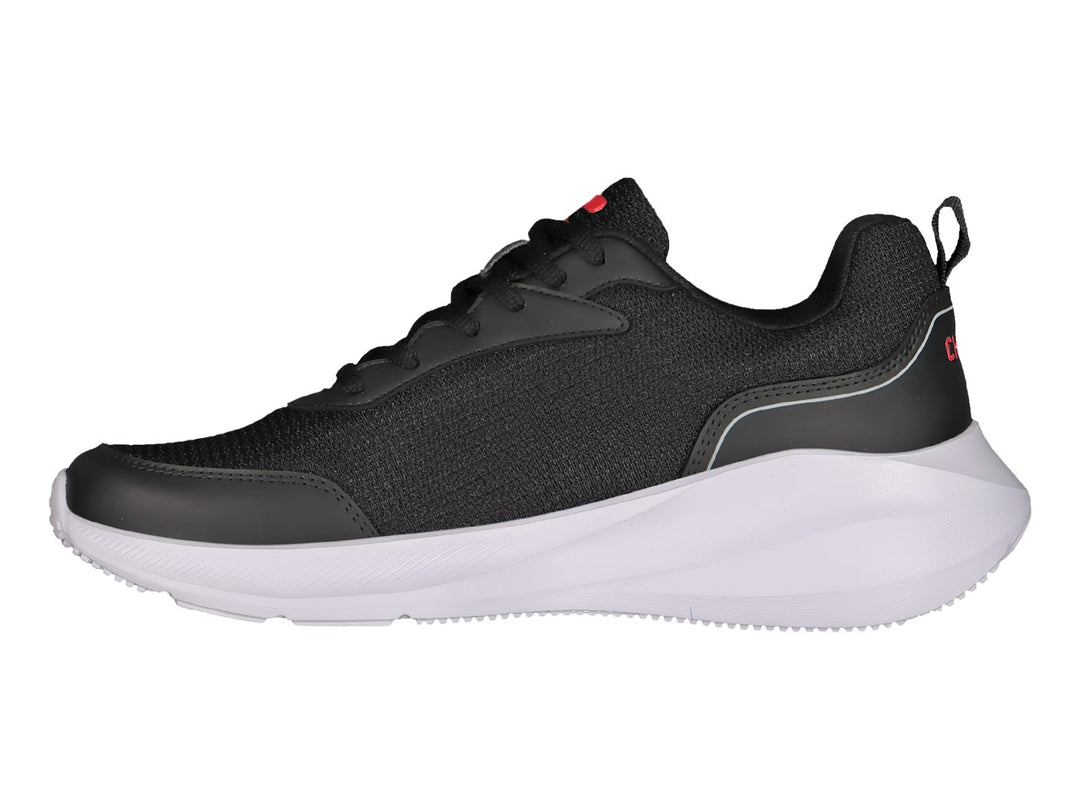 Tenis deportivos Charly en color negro con suela blanca y detalles rojos, vista lateral.