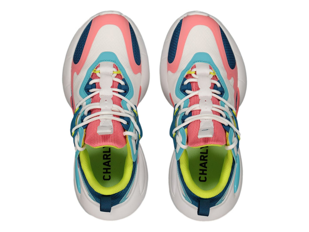 Tenis deportivos Charly multicolores en blanco, azul y coral con suela blanca ancha.