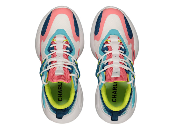 Tenis deportivos Charly multicolores en blanco, azul y coral con suela blanca ancha.