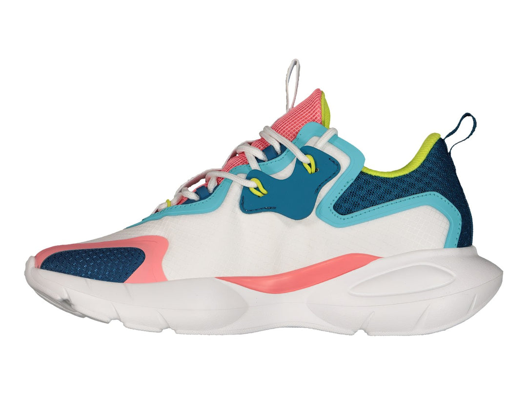 Tenis deportivos Charly multicolores en blanco, azul y coral con suela blanca ancha.