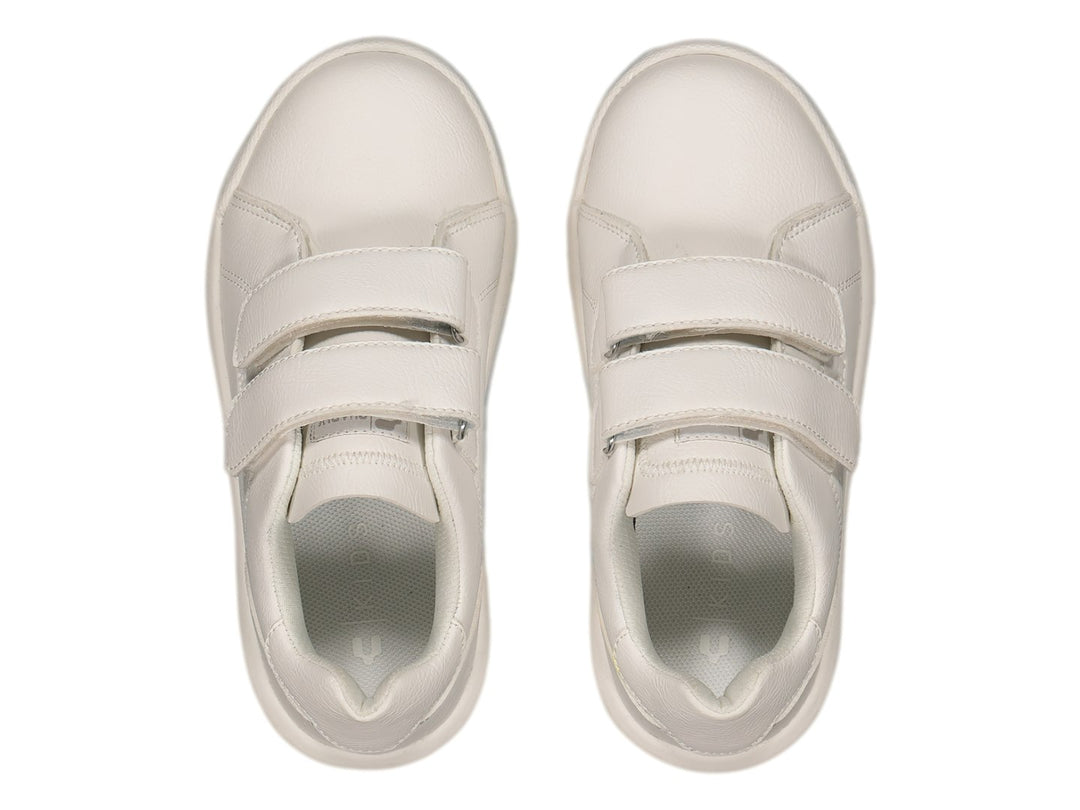 Tenis blancos Charly con cierre de velcro y suela blanca.