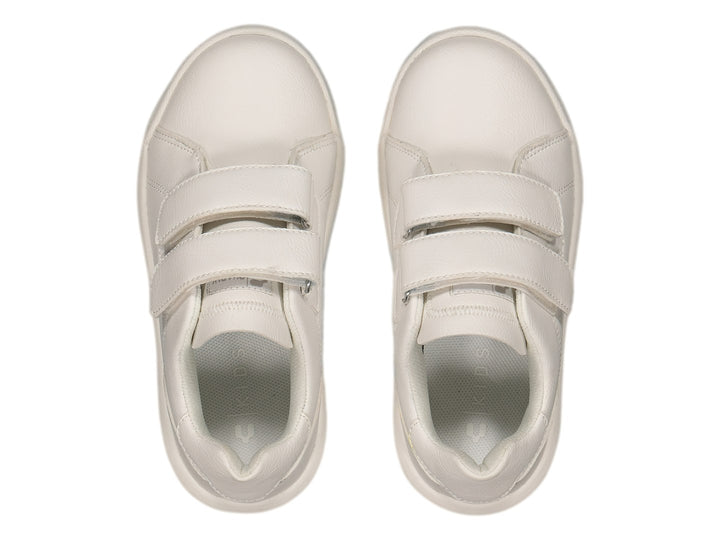 Tenis blancos Charly con cierre de velcro y suela blanca.