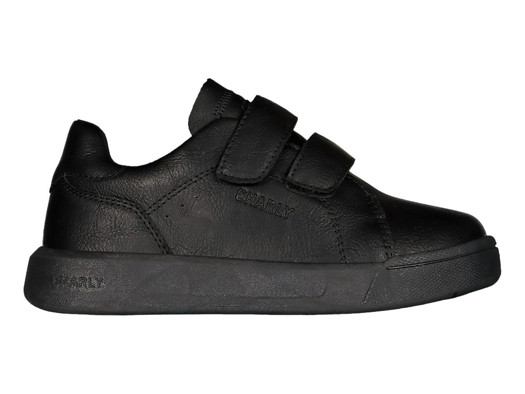 Zapato deportivo Charly color negro con cierre de dos correas de velcro y suela plana.