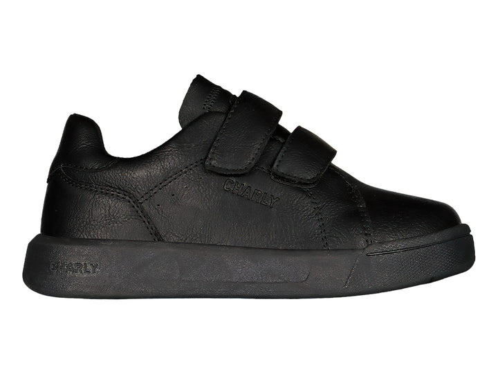 Zapato deportivo Charly color negro con cierre de dos correas de velcro y suela plana.