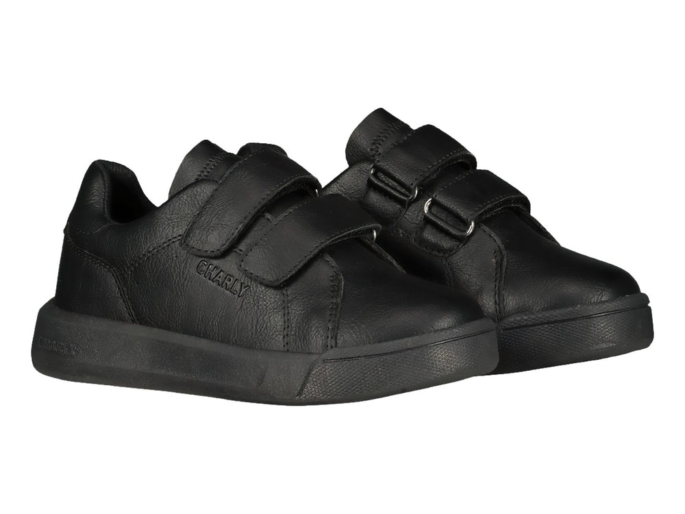Zapato deportivo Charly color negro con cierre de dos correas de velcro y suela plana.