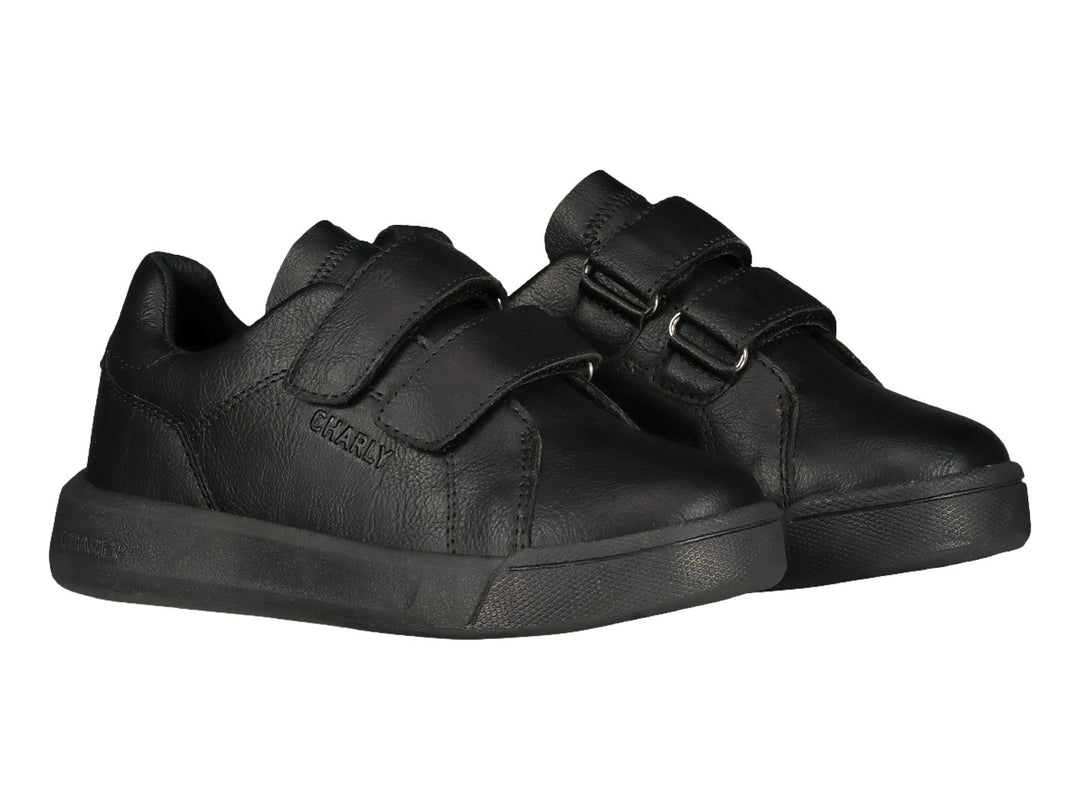 Zapato deportivo Charly color negro con cierre de dos correas de velcro y suela plana.