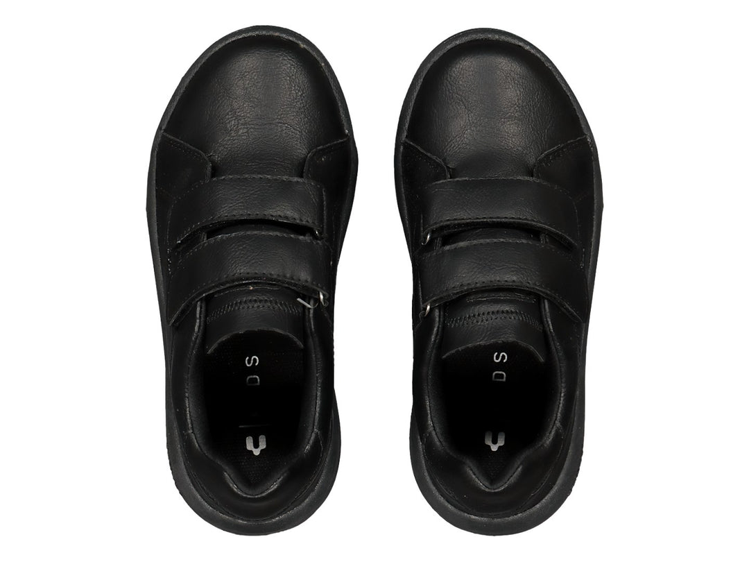 Zapato deportivo Charly color negro con cierre de dos correas de velcro y suela plana.