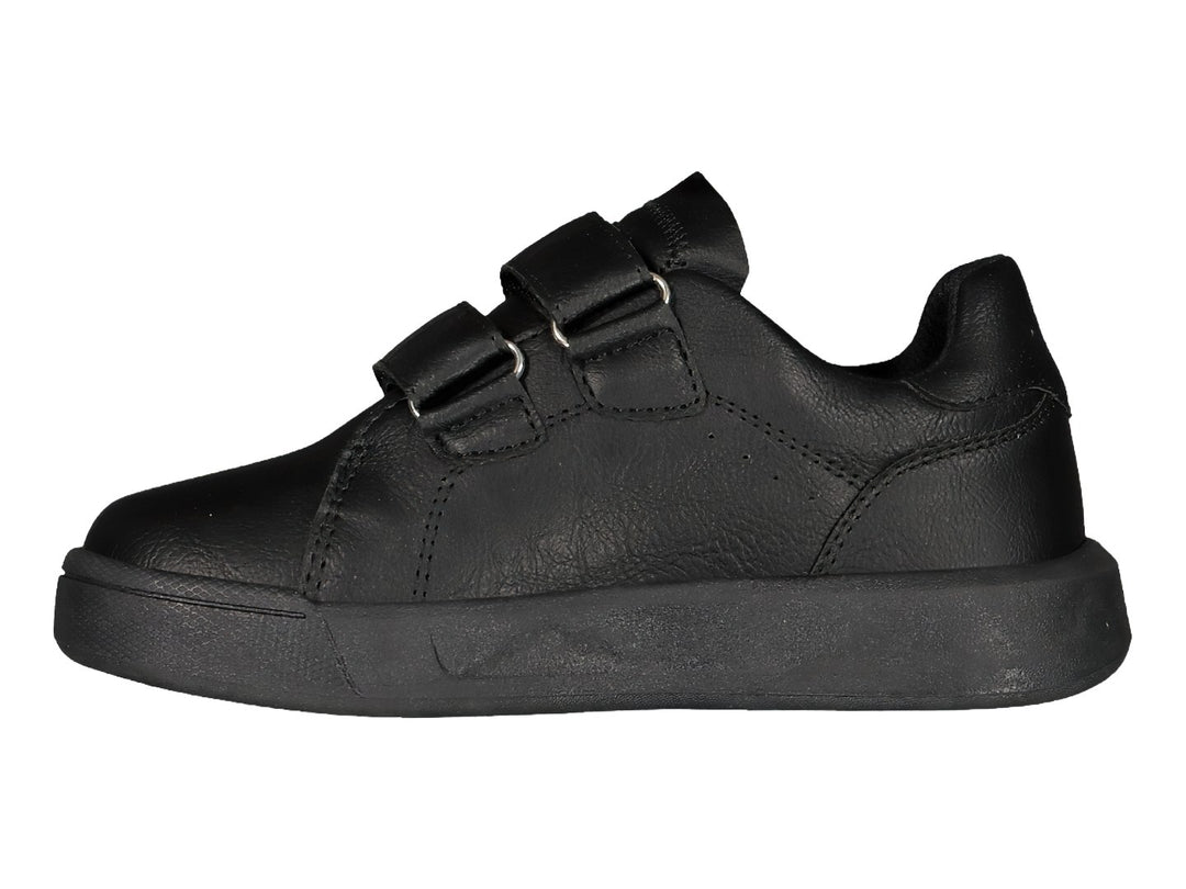 Zapato deportivo Charly color negro con cierre de dos correas de velcro y suela plana.