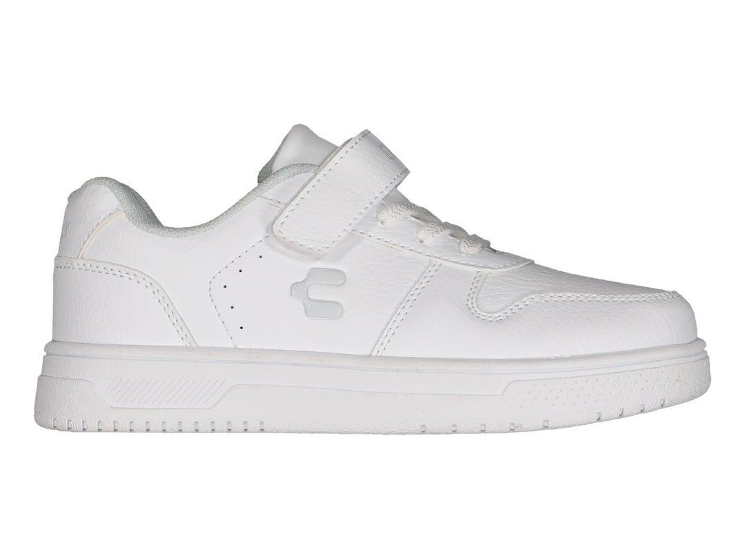 Tenis deportivos Charly de color blanco con agujetas y correa de velcro.