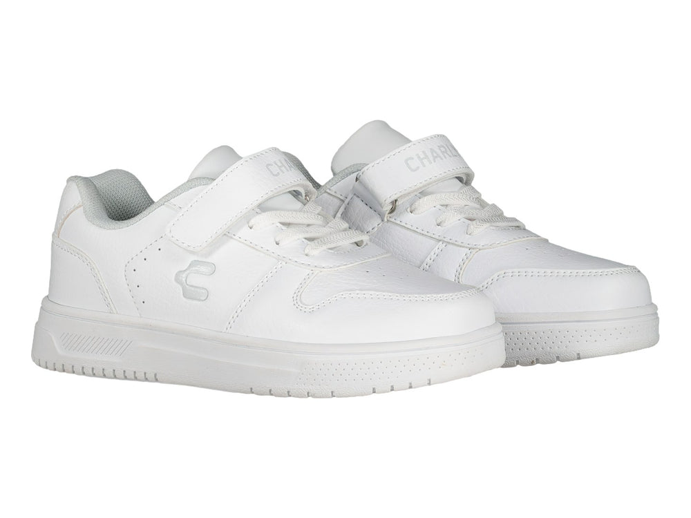 Tenis deportivos Charly de color blanco con agujetas y correa de velcro.