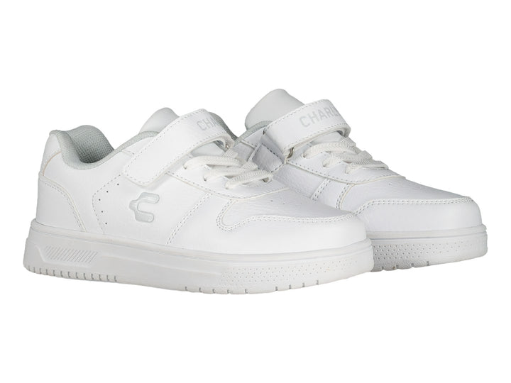 Tenis deportivos Charly de color blanco con agujetas y correa de velcro.