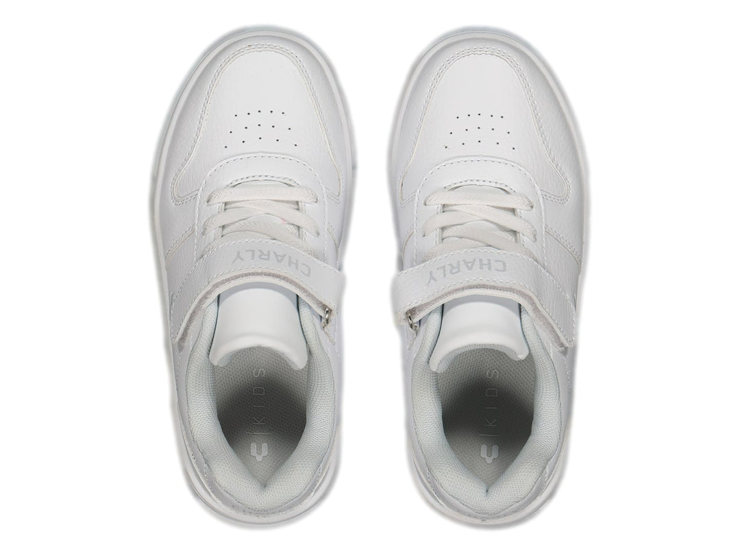 Tenis deportivos Charly de color blanco con agujetas y correa de velcro.