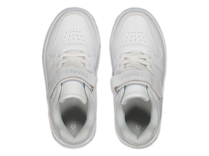 Tenis deportivos Charly de color blanco con agujetas y correa de velcro.