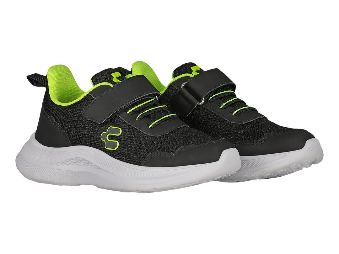 Tenis deportivos Charly color negro con detalles en lima y suela blanca, cierre de velcro y agujetas.