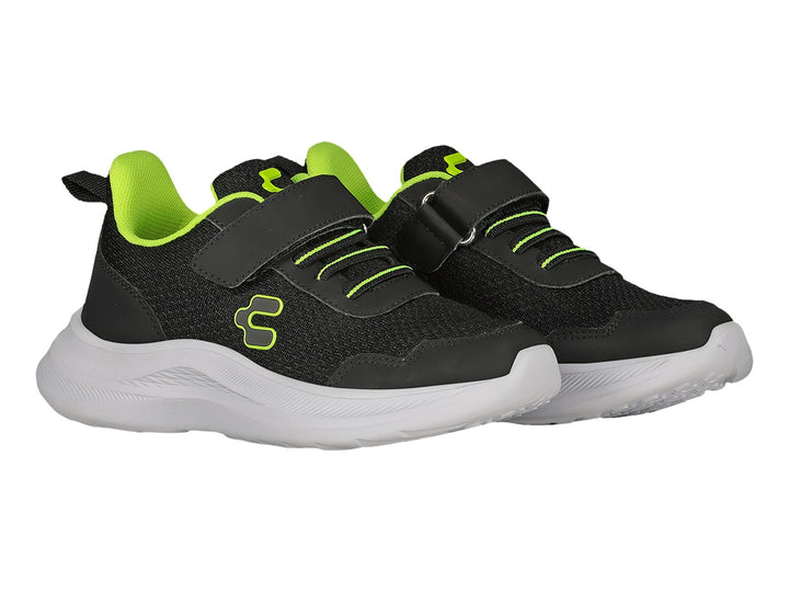 Tenis deportivos Charly color negro con detalles en lima y suela blanca, cierre de velcro y agujetas.