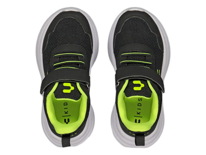 Tenis deportivos Charly color negro con detalles en lima y suela blanca, cierre de velcro y agujetas.
