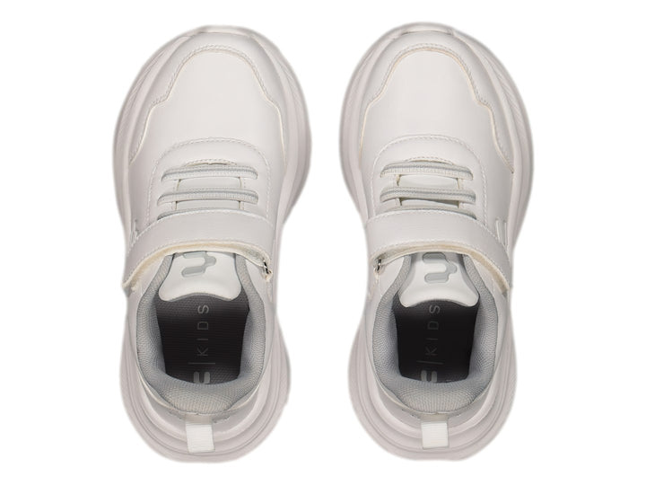 Tenis deportivos Charly color blanco con cierre de correa velcro y suela blanca robusta.