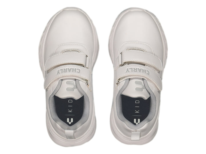 Tenis deportivos blancos de la marca Charly con cierre de velcro y suela gruesa.