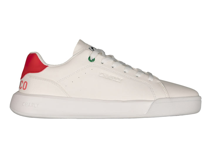 Tenis deportivos Charly color blanco con detalles en rojo y verde, suela plana blanca y cordones.