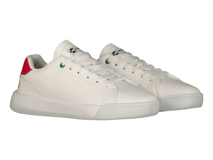 Tenis deportivos Charly color blanco con detalles en rojo y verde, suela plana blanca y cordones.