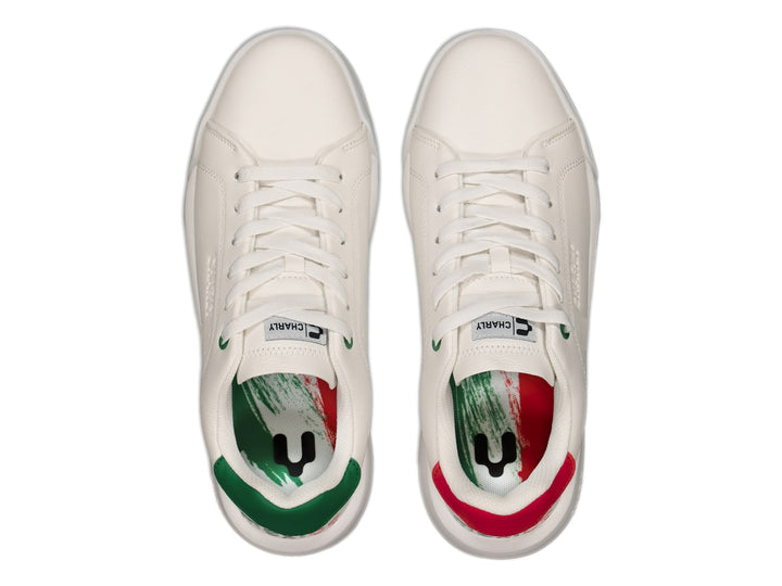Tenis deportivos Charly color blanco con detalles en rojo y verde, suela plana blanca y cordones.