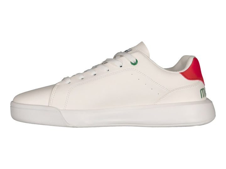 Tenis deportivos Charly color blanco con detalles en rojo y verde, suela plana blanca y cordones.