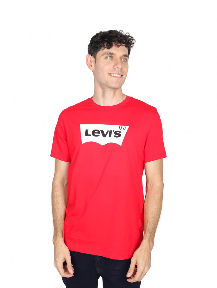 Hombre vistiendo playera roja de manga corta con logo blanco de Levi&