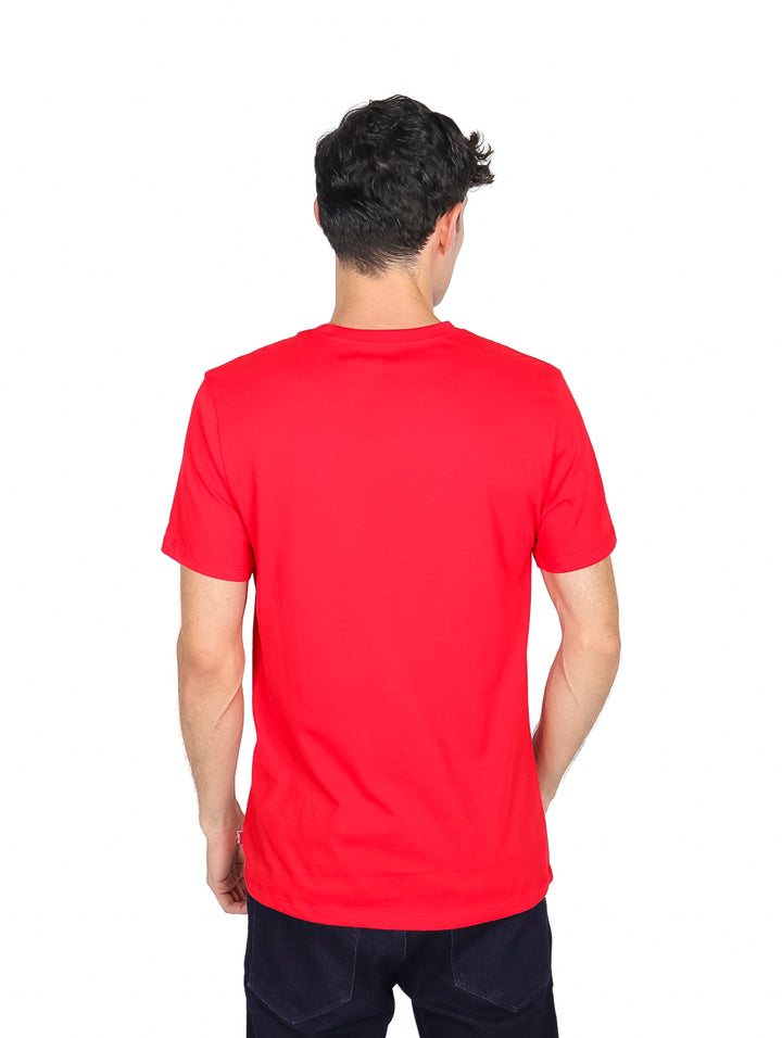 Hombre vistiendo playera roja de manga corta con logo blanco de Levi&