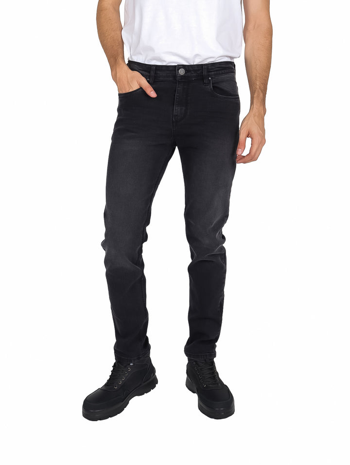 Pantalones jeans color negro para hombre con corte ajustado.