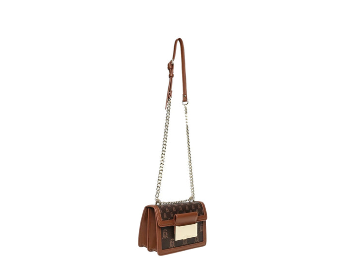 Bolso de hombro Steve Madden color marrón con estampado, cierre metálico dorado y correa de cadena.