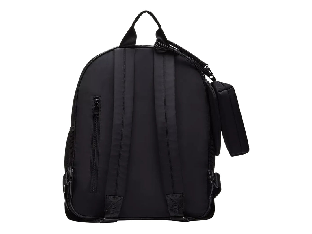 Mochila escolar de color negro marca Steve Madden con diseño moderno y acabado sintético.