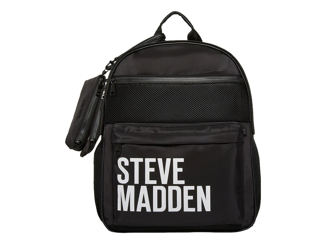 Mochila negra de tela Steve Madden con logotipo blanco en el frente y un estuche pequeño acoplado al costado.