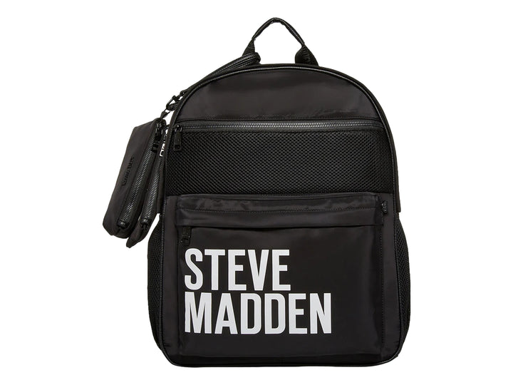 Mochila negra de tela Steve Madden con logotipo blanco en el frente y un estuche pequeño acoplado al costado.
