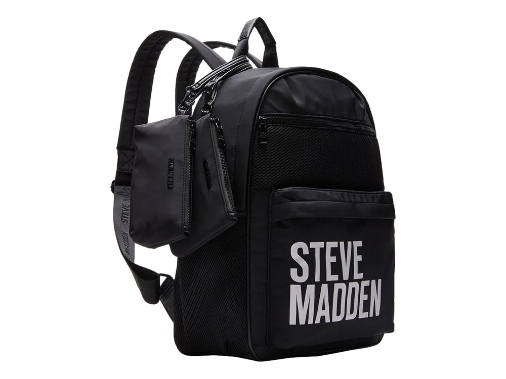 Mochila negra de tela Steve Madden con logotipo blanco en el frente y un estuche pequeño acoplado al costado.