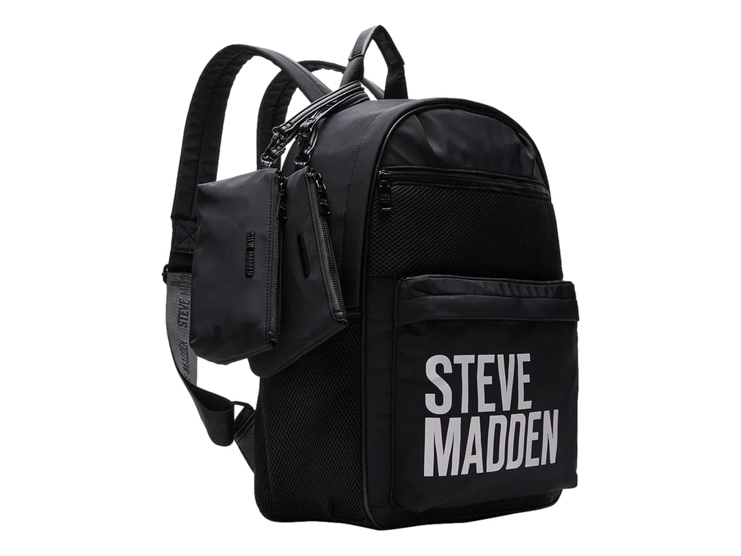 Mochila negra de tela Steve Madden con logotipo blanco en el frente y un estuche pequeño acoplado al costado.