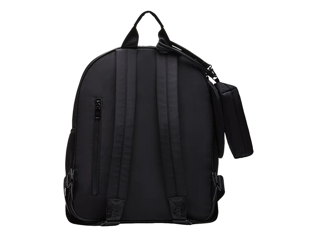 Mochila negra de tela Steve Madden con logotipo blanco en el frente y un estuche pequeño acoplado al costado.