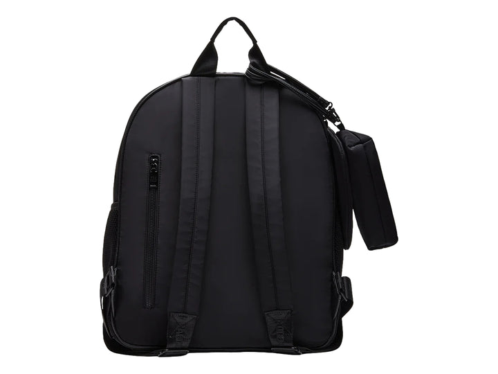Mochila negra de tela Steve Madden con logotipo blanco en el frente y un estuche pequeño acoplado al costado.