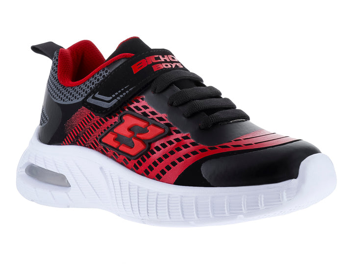 Tenis deportivos para niño en colores negro, rojo y blanco con suela blanca y detalles en gris.