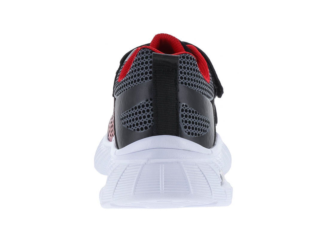 Tenis deportivos para niño en colores negro, rojo y blanco con suela blanca y detalles en gris.