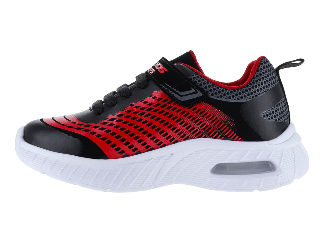 Tenis deportivos infantiles color negro y rojo con suela blanca y detalles en gris.