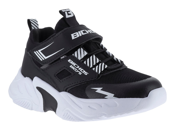 Tenis deportivos para niño marca BICHOS en colores negro y blanco con suela gruesa y cierre de velcro.