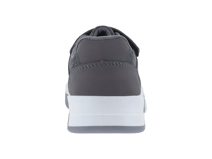 Zapato casual para niño color gris y marino con suela blanca y cierres de velcro.