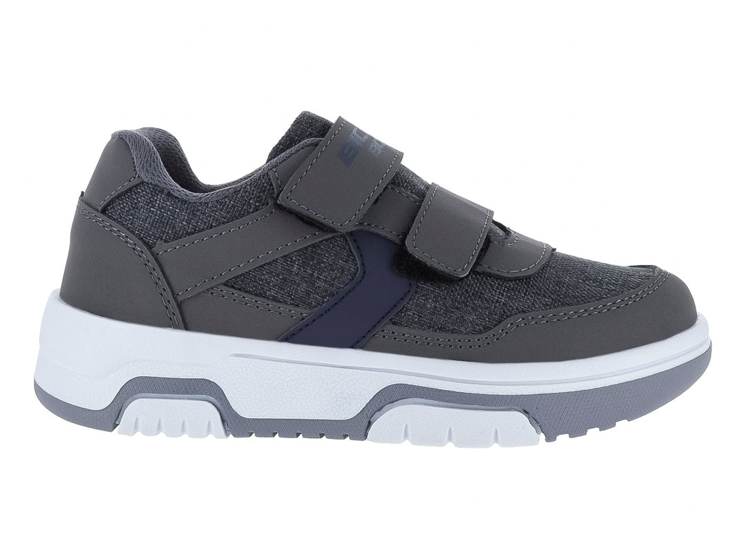 Zapato casual para niño en color gris con detalles en azul marino, suela blanca y cierres de velcro.