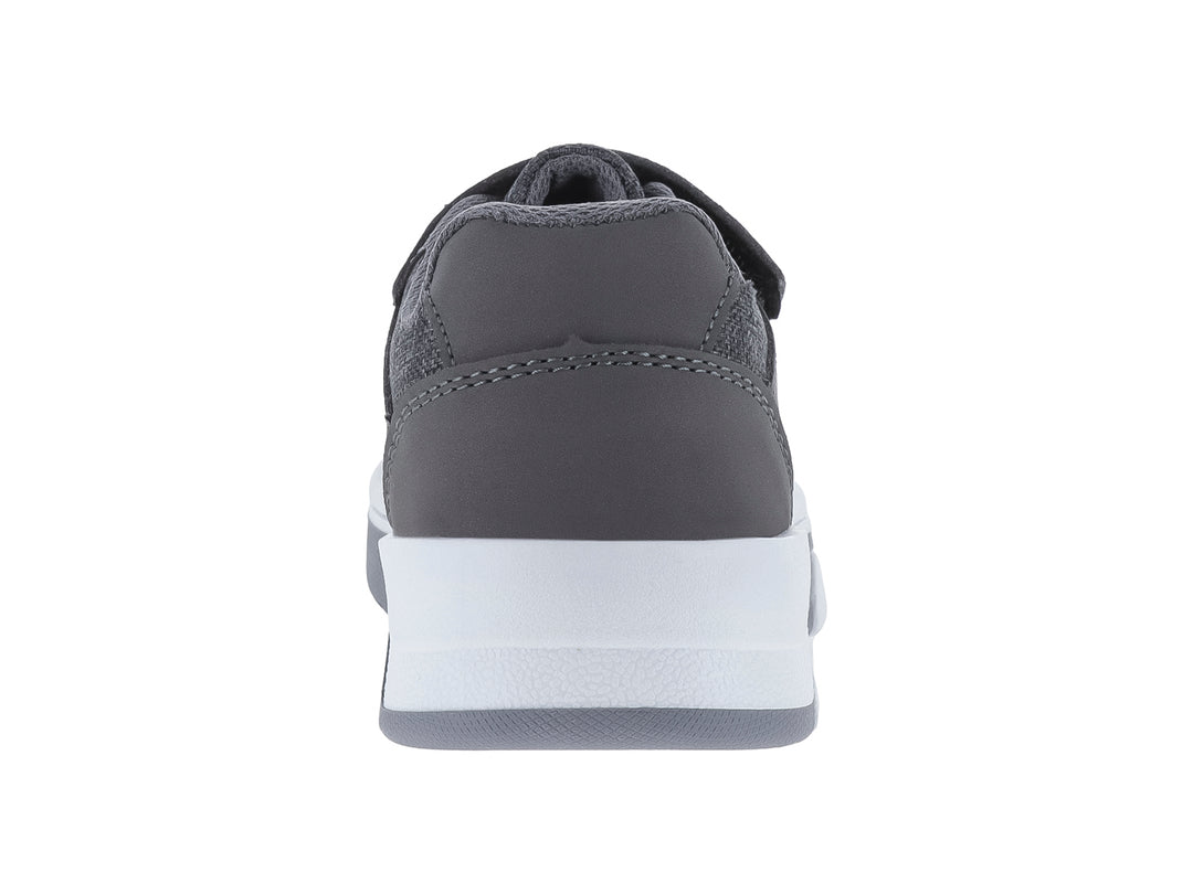 Zapato casual para niño en color gris con detalles en azul marino, suela blanca y cierres de velcro.