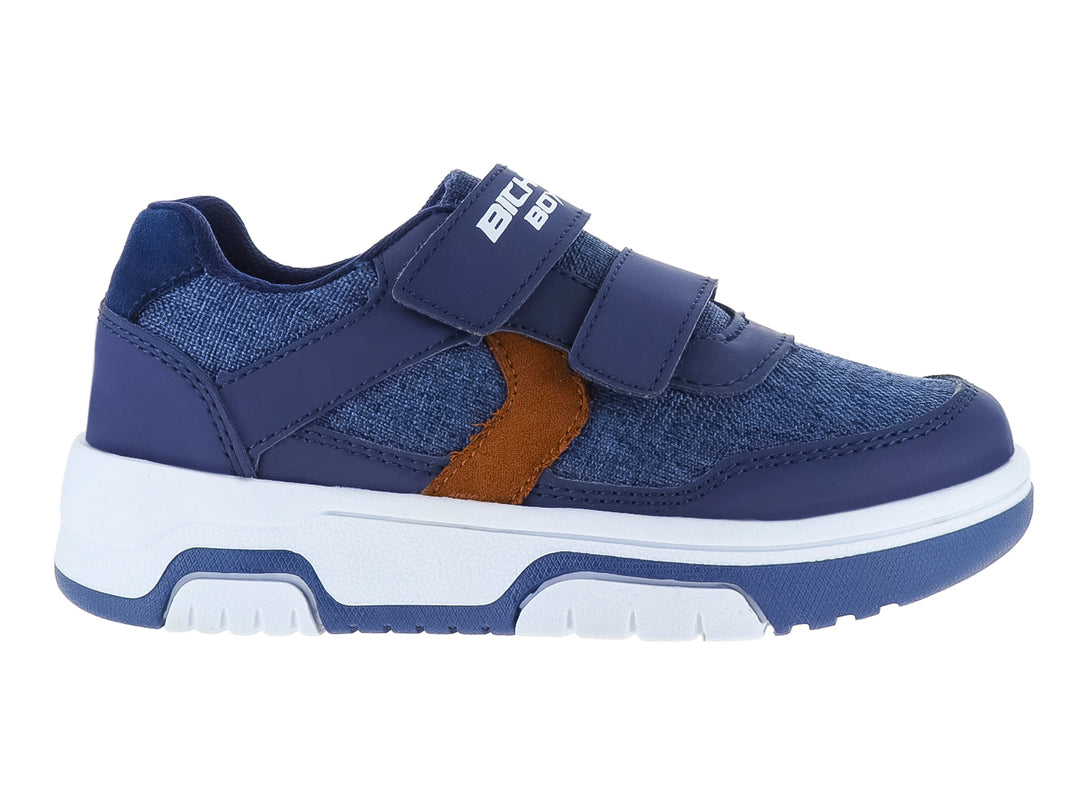 Tenis para niño color azul marino con detalles en camel y suela blanca con cierre de velcro.
