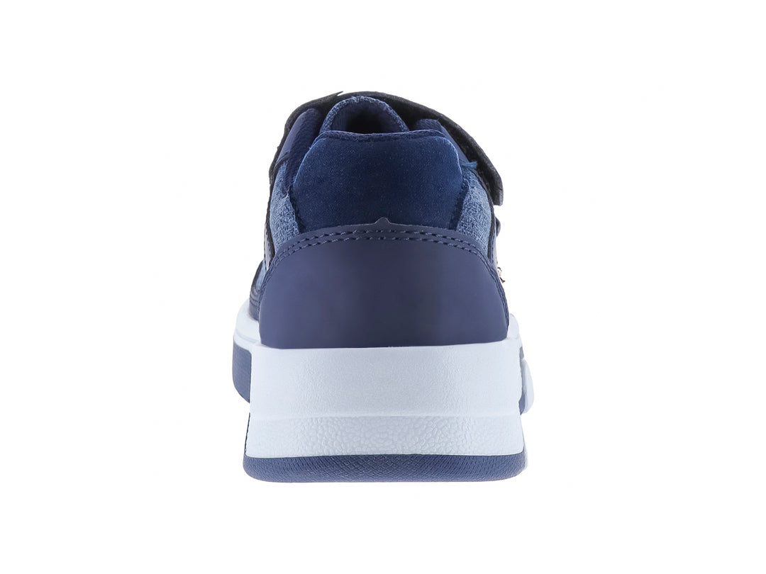 Tenis para niño color azul marino con detalles en camel y suela blanca con cierre de velcro.