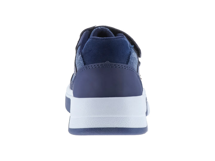 Tenis para niño color azul marino con detalles en camel y suela blanca con cierre de velcro.