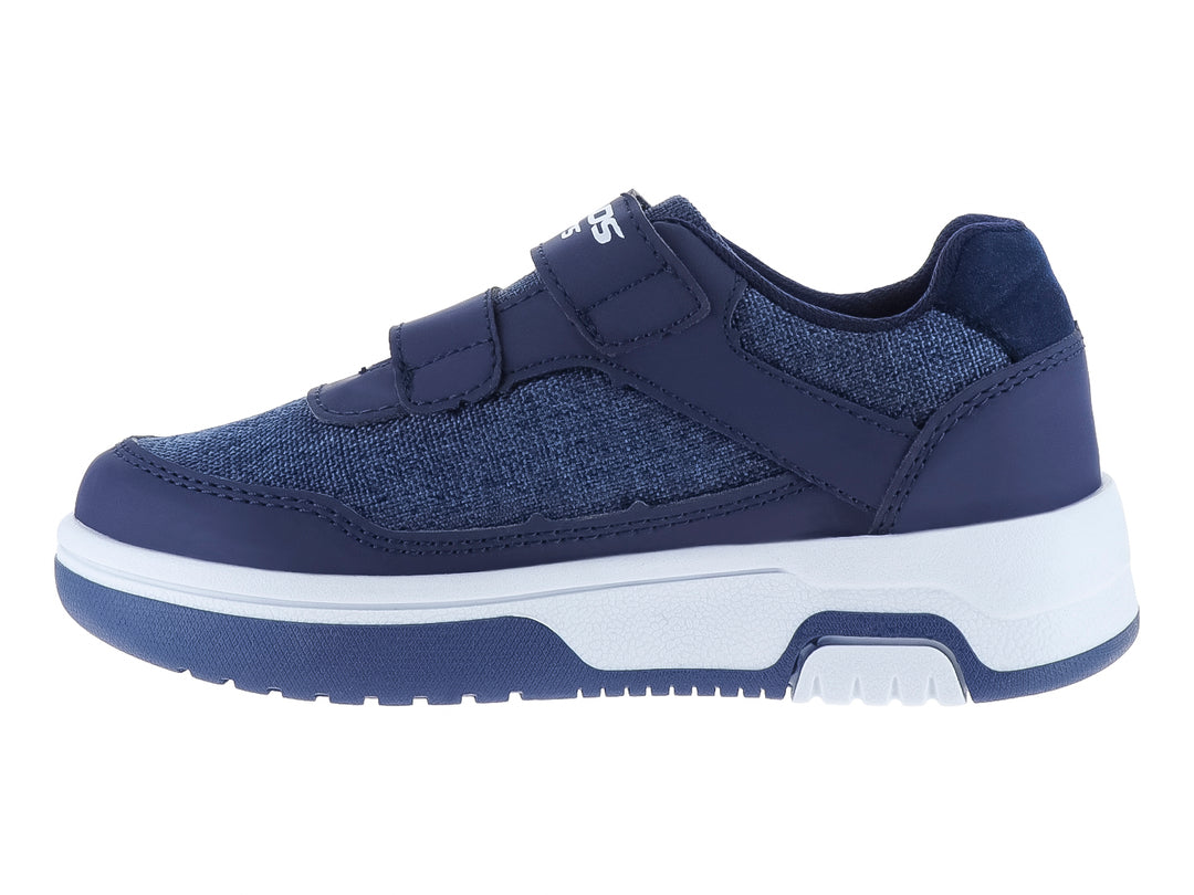 Tenis para niño color azul marino con detalles en camel y suela blanca con cierre de velcro.