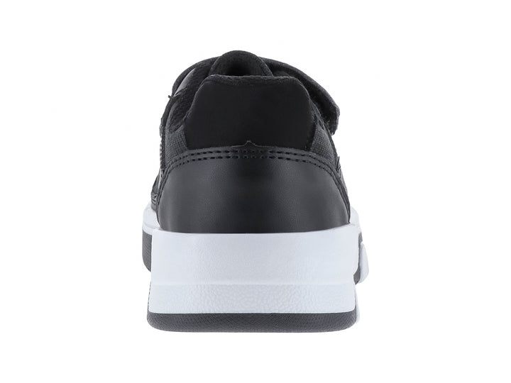 Zapato infantil color negro con suela blanca y cierre de velcro.